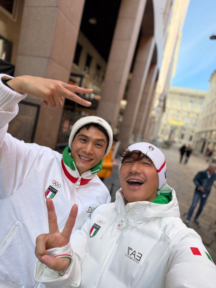 博鱼体育直播-胡兵郝允祥为中国队助威，米兰冬奥会圣西罗开幕|AC米兰|冰墩墩|圣西罗体育场|2026年米兰冬奥会开幕式|冬奥会开幕式_新浪体育_新浪新闻