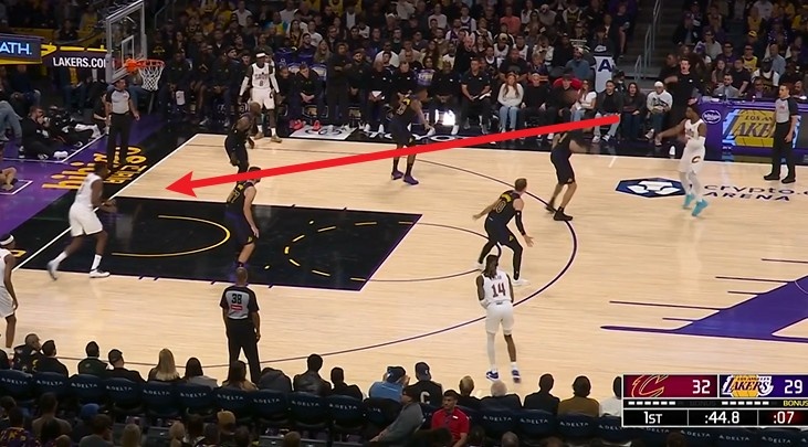 博鱼体育官方网站-仙人指路！米切尔炮弹直传撕开防线 托布篮下接球勾手命中